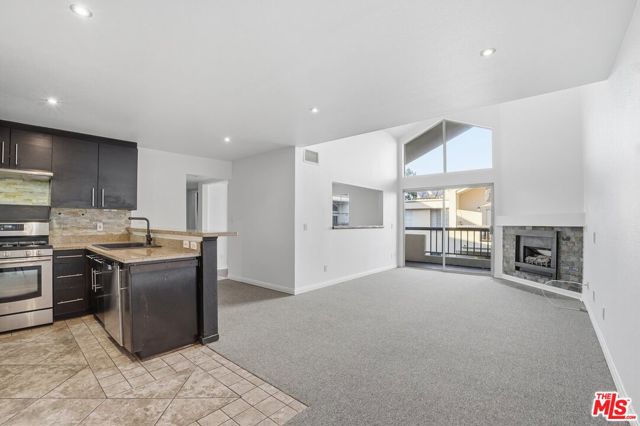 5530 Owensmouth Avenue, Woodland Hills CA: https://media.crmls.org/mediaz/e9a63e74-3cf9-47b4-a9f2-4a68d10029cf.jpg