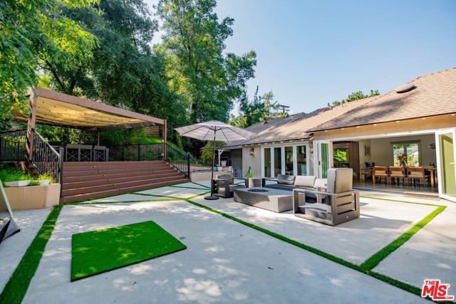 2760 E Glenoaks Boulevard, Glendale CA: https://media.crmls.org/mediaz/e9a6b2ee-ca4b-4c78-ba35-d90b8f36d551.jpg