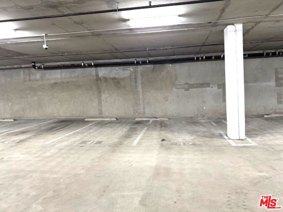 https://media.crmls.org/mediaz/e9a79d3d-8e2d-4ef0-9692-196d7fc15444.jpg?preset=X-Large