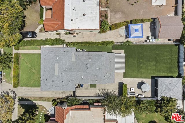6526 San Vicente Boulevard, Los Angeles CA: https://media.crmls.org/mediaz/e9a8239f-23bf-4827-a133-2a2cacf28cf2.jpg