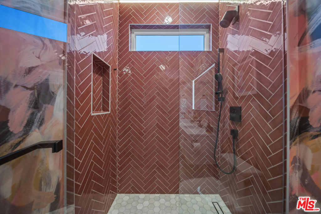 https://media.crmls.org/mediaz/e9a84861-e53f-455e-a3b6-964208b6486e.jpg?preset=X-Large