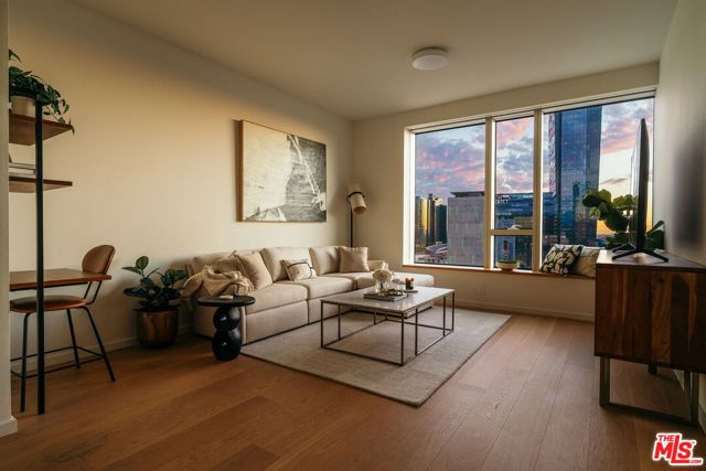 889 Francisco Street, Los Angeles CA: https://media.crmls.org/mediaz/e9a8a934-44e7-4d1b-9a9c-85841516fa19.jpg