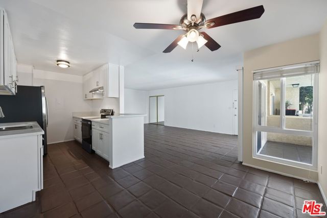 5328 Newcastle Avenue, Encino CA: https://media.crmls.org/mediaz/e9a8b037-58ab-4173-a66d-9ffa0e6536a9.jpg