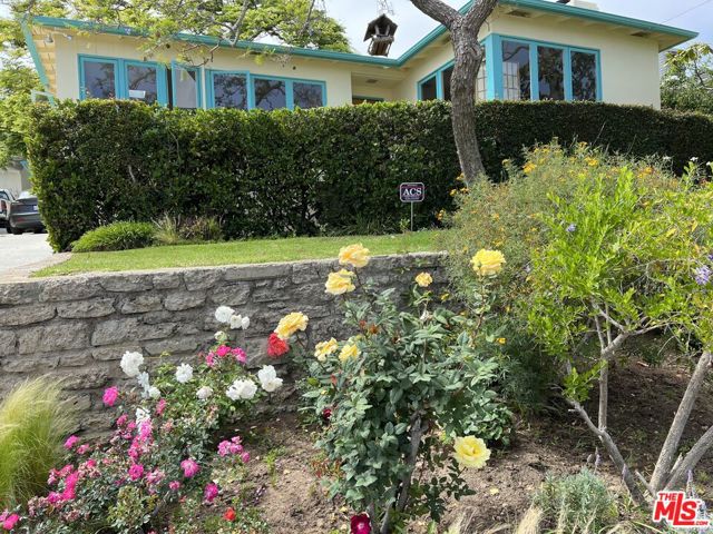 857 Castac Place, Pacific Palisades CA: https://media.crmls.org/mediaz/e9a8c386-9a65-42f4-8485-c0938dba0b82.jpg