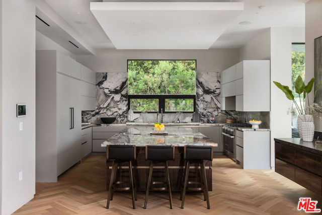 1729 Angelo Drive, Beverly Hills CA: https://media.crmls.org/mediaz/e9a8e43f-f3dc-466a-aa6c-3cca95f7e5c5.jpg