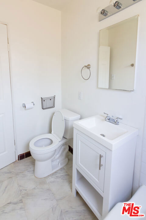 2598 Amherst Ave, Los Angeles CA: https://media.crmls.org/mediaz/e9a8f1c1-8a16-4052-9c60-6dabaa4d61d6.jpg