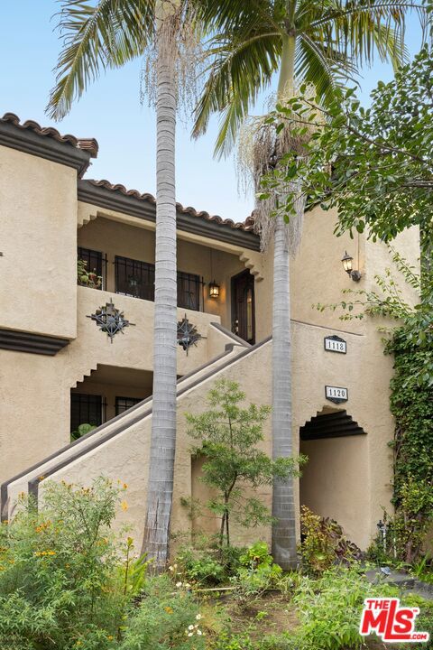 1118 S Crescent Heights Boulevard, Los Angeles CA: https://media.crmls.org/mediaz/e9aa14c1-569c-48b3-9da5-821d42d79d12.jpg
