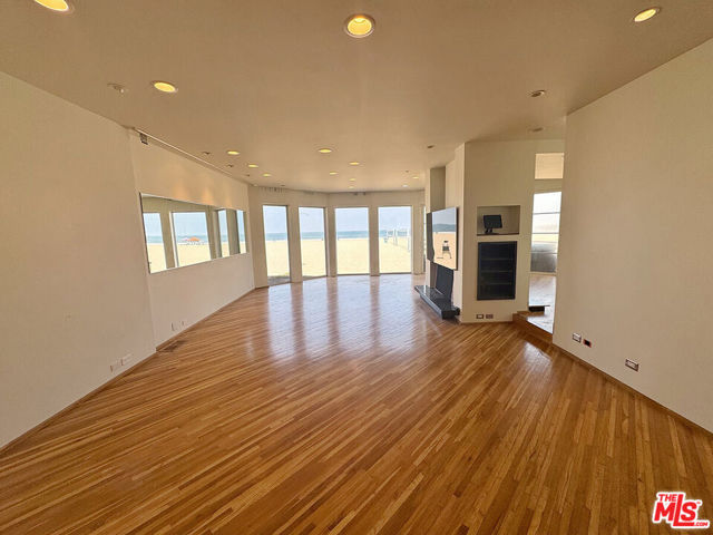 3505 Ocean Front Walk, Marina del Rey CA: https://media.crmls.org/mediaz/e9aa6f72-02cf-4551-9b62-ec1a1abf3a5e.jpg