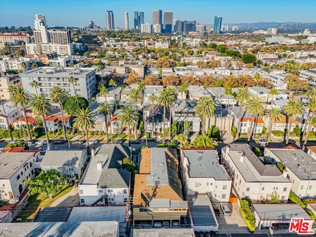 438 S Palm Drive, Beverly Hills CA: https://media.crmls.org/mediaz/e9aae816-7034-4bfc-a512-97c1c378062a.jpg