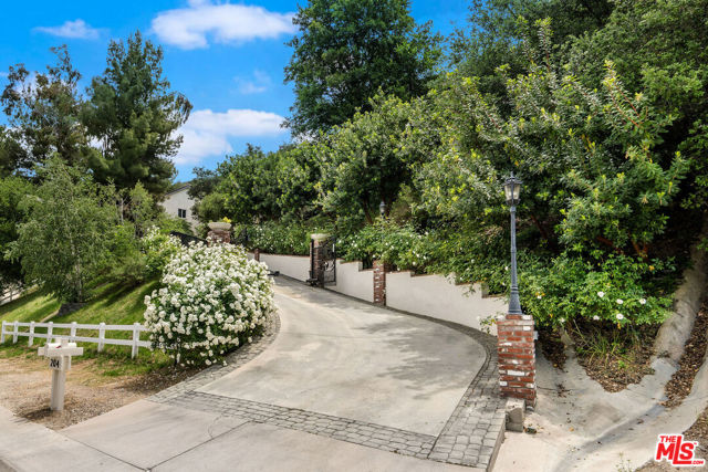 204 Bell Canyon Road, Bell Canyon CA: https://media.crmls.org/mediaz/e9abe2d0-0e22-4064-99af-57e9fa8727c7.jpg