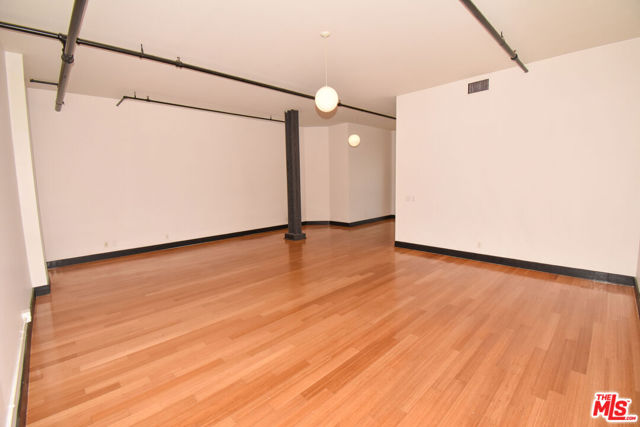 620 S Main Street, Los Angeles CA: https://media.crmls.org/mediaz/e9abe661-f7a4-4b6e-9205-72ab46b4a024.jpg