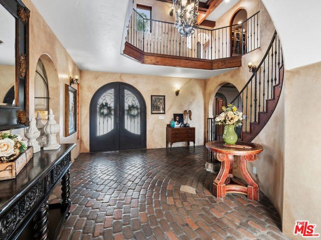 27023 Rolling Hills Avenue, Canyon Country CA: https://media.crmls.org/mediaz/e9ac0b5a-8813-4cbd-b52e-e116a3f016fd.jpg