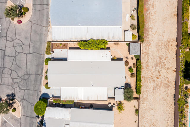 14 International Boulevard, Rancho Mirage CA: https://media.crmls.org/mediaz/e9ac9884-5da3-47b1-87e6-1190827425d7.jpg