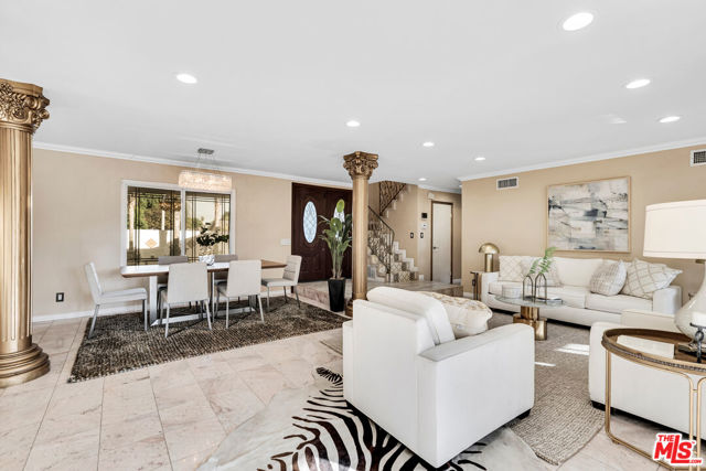 8333 Topeka Drive, Northridge CA: https://media.crmls.org/mediaz/e9acfcf2-b5ba-424b-a644-b4b2f02a424f.jpg