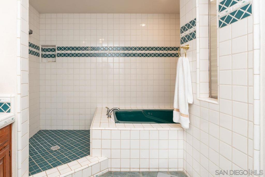 https://media.crmls.org/mediaz/e9ad9f19-a029-4322-b124-e1c23db0888d.jpg?preset=X-Large