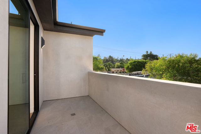 5660 Winnetka Avenue, Woodland Hills CA: https://media.crmls.org/mediaz/e9aed9a3-2960-4526-92f4-0d34c96b987c.jpg