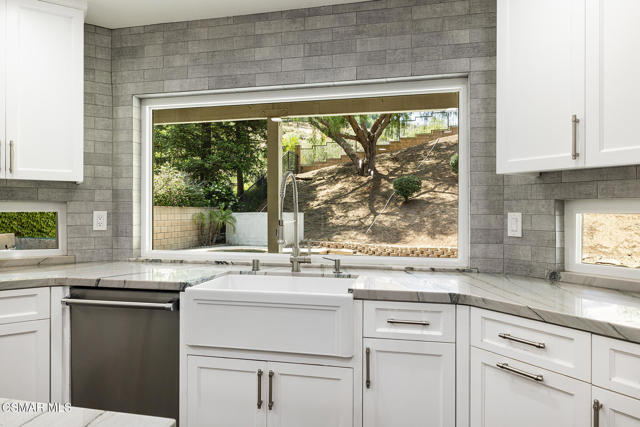 11554 Chestnut Ridge Street, Moorpark CA: https://media.crmls.org/mediaz/e9afc0bb-891d-4570-af9d-a3d2901a7f13.jpg
