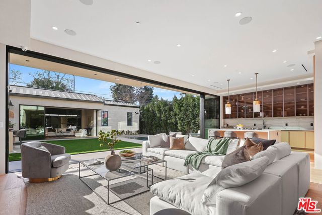 4445 Van Noord Avenue, Studio City CA: https://media.crmls.org/mediaz/e9b073cc-f4e7-4ffb-ae64-f73b883b6e65.jpg