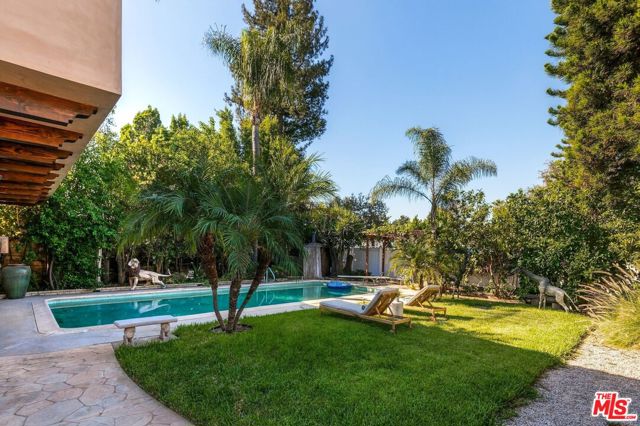 13800 Erwin Street photo 10