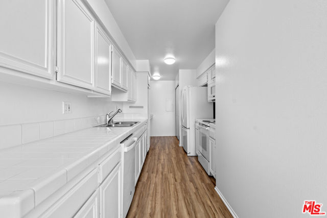 1340 S Beverly Glen Boulevard, Los Angeles CA: https://media.crmls.org/mediaz/e9b10ecf-4867-4008-b732-e68794ea0d38.jpg