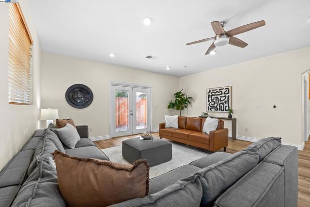 6176 Thomas Ave, Newark CA: https://media.crmls.org/mediaz/e9b24ffd-1449-4cd7-b7ba-3e96d15e4291.jpg
