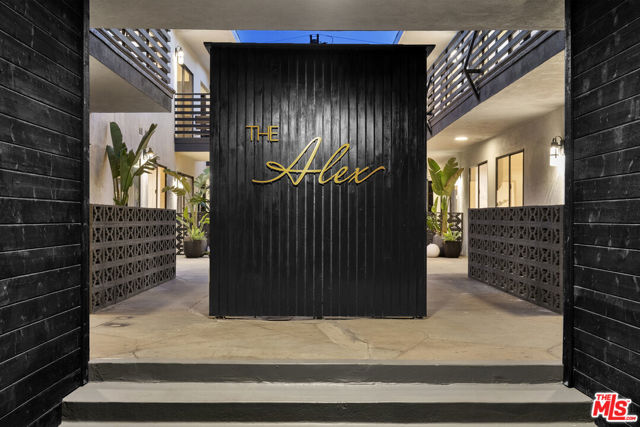 4938 Rosewood Avenue, Los Angeles CA: https://media.crmls.org/mediaz/e9b30e08-6087-49cb-99f8-3d771c5fbcb1.jpg