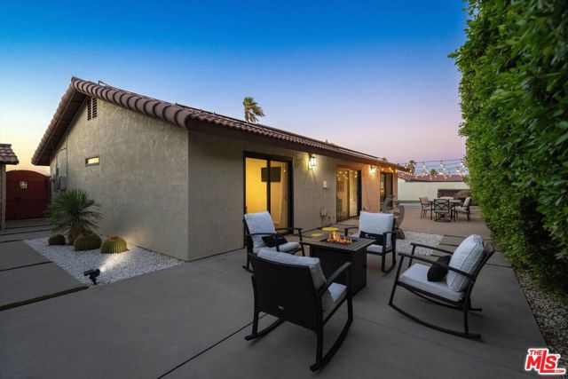 401 E San Rafael Drive, Palm Springs CA: https://media.crmls.org/mediaz/e9b337a3-a917-48af-9481-59f11501db66.jpg