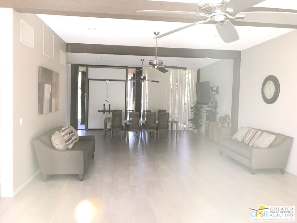 https://media.crmls.org/mediaz/e9b4c198-7db3-4c25-bc1e-b223b011a7e4.jpg?preset=X-Large