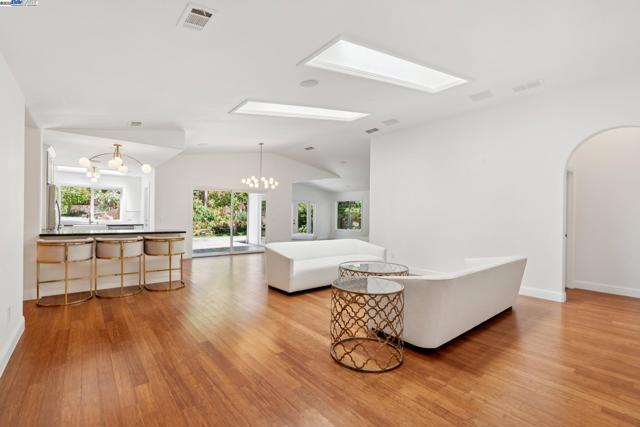 2643 Buena Vista Ave, Walnut Creek CA: https://media.crmls.org/mediaz/e9b54c0b-4599-4e79-80e8-29c1361d972b.jpg