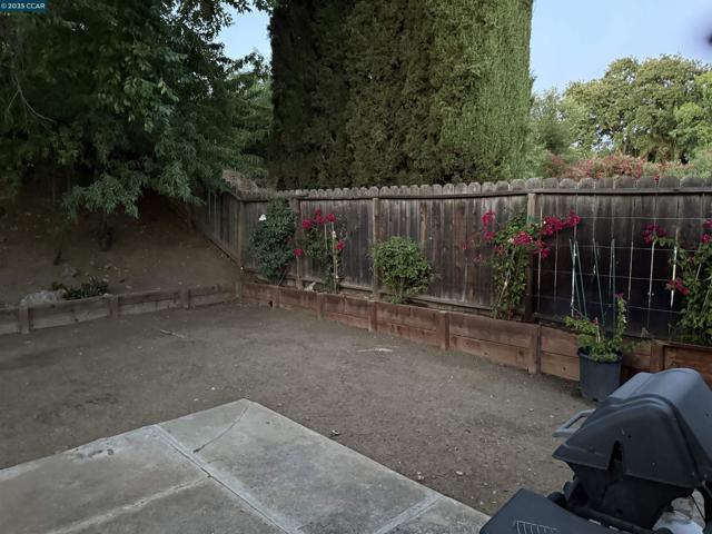 5459 Louisiana Dr, Concord CA: https://media.crmls.org/mediaz/e9b607ae-2fb4-4848-bb72-f0a26eedba47.jpg