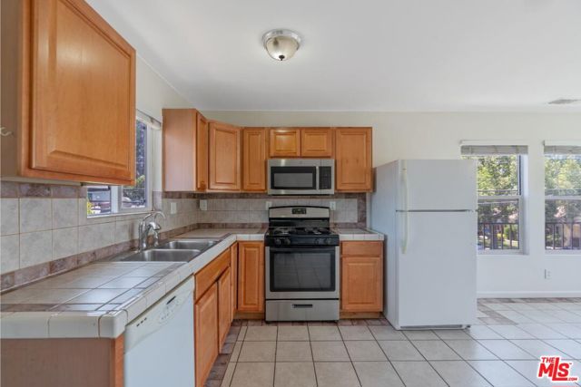 4821 Topanga Canyon Boulevard, Woodland Hills CA: https://media.crmls.org/mediaz/e9b61f1d-ee1a-4157-a686-4870983f2d6c.jpg