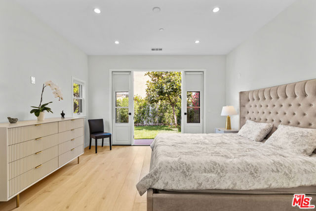 1225 California Avenue, Santa Monica CA: https://media.crmls.org/mediaz/e9b6896b-c84f-4503-b90c-725bdfe31b66.jpg