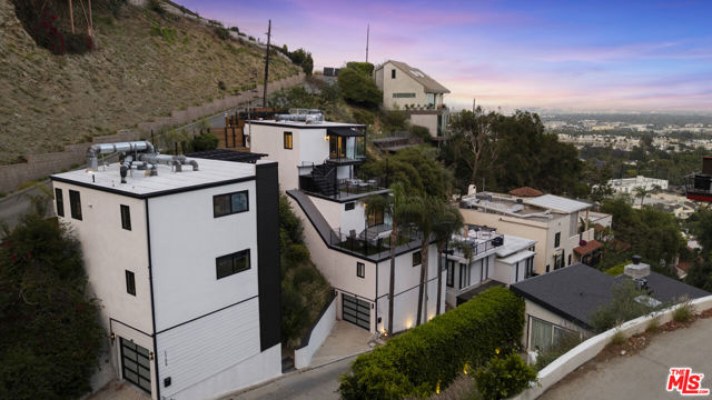 1788 N Orange Grove Avenue, Los Angeles CA: https://media.crmls.org/mediaz/e9b6d282-be26-4094-9cb9-70bff98562b1.jpg