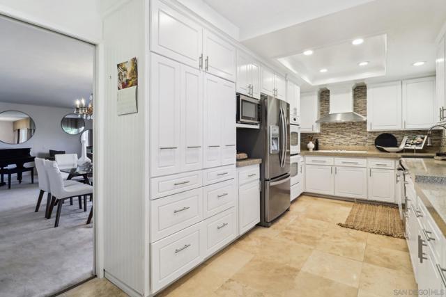 2090 Alta Vista Drive, Vista CA: https://media.crmls.org/mediaz/e9b744da-e54a-4eed-a2ba-dac812bbd770.jpg