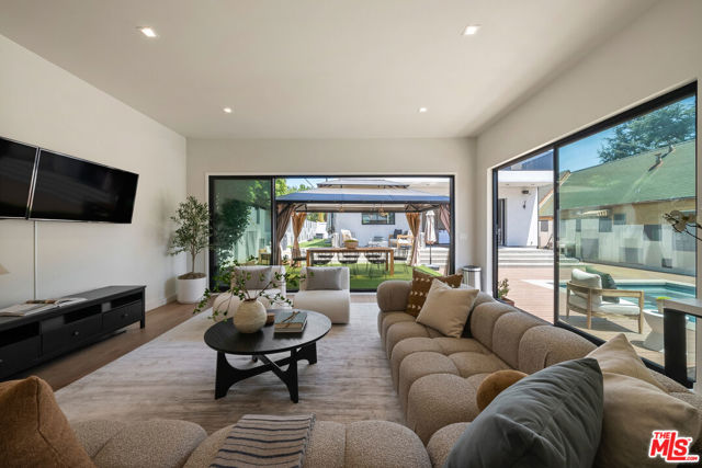 4299 Elmer Avenue, Studio City CA: https://media.crmls.org/mediaz/e9b77be2-f0b1-4264-b313-6e52e7b1100a.jpg