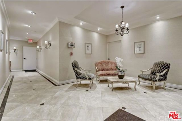 439 N Doheny Drive, Beverly Hills CA: https://media.crmls.org/mediaz/e9b7c404-2d31-4553-9053-623a41b9e7d4.jpg