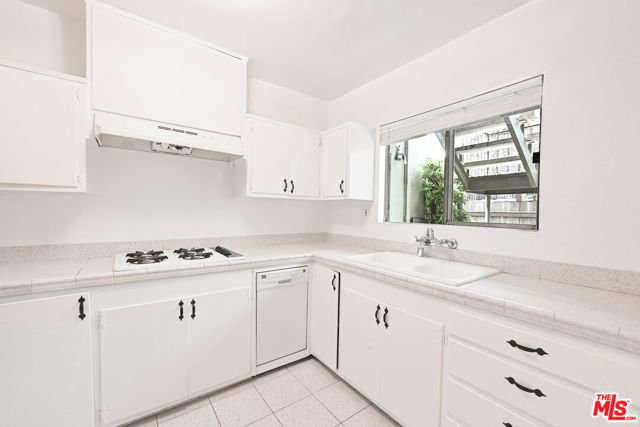 1868 10th Street, Santa Monica CA: https://media.crmls.org/mediaz/e9b7e0d7-0a4e-49bb-9fd4-c5bdc22d9d48.jpg