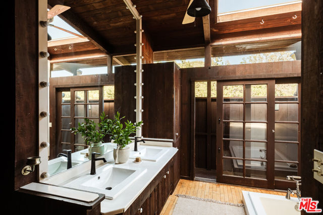 10412 Hebron Lane, Los Angeles CA: https://media.crmls.org/mediaz/e9b90634-bb96-4347-9317-900b8a3bcc05.jpg