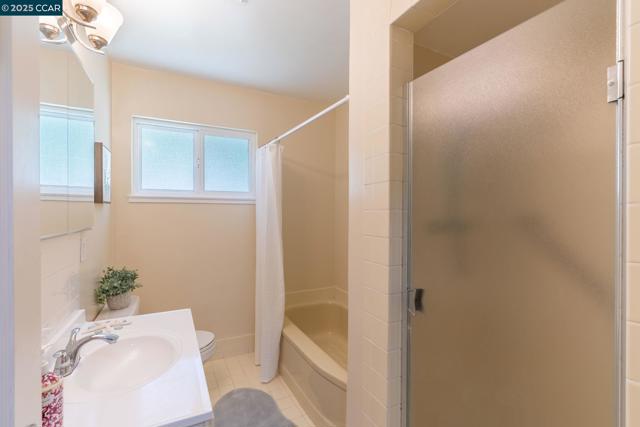 3215 Camino Colorados, Lafayette CA: https://media.crmls.org/mediaz/e9b9b19f-eef0-4483-be94-4411b18ee381.jpg