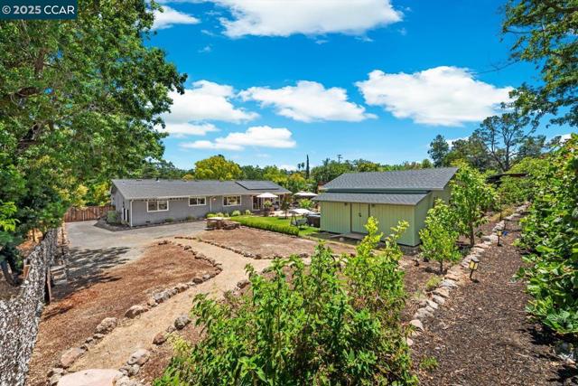 3121 Del Oceano Dr, Lafayette CA: https://media.crmls.org/mediaz/e9b9b483-64cf-4ccd-a4c8-bc1bddbb3986.jpg