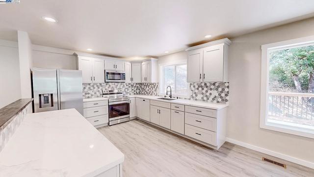 21451 Phoenix Lake Rd, Sonora CA: https://media.crmls.org/mediaz/e9b9e862-d103-4e3f-9ea6-87b759de6f0a.jpg