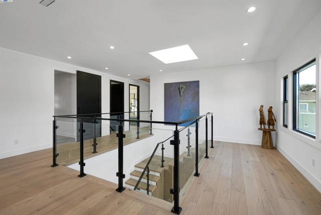 5229 Miles Ave, Oakland CA: https://media.crmls.org/mediaz/e9ba51c1-627c-4bd3-be75-5b4a4340e553.jpg