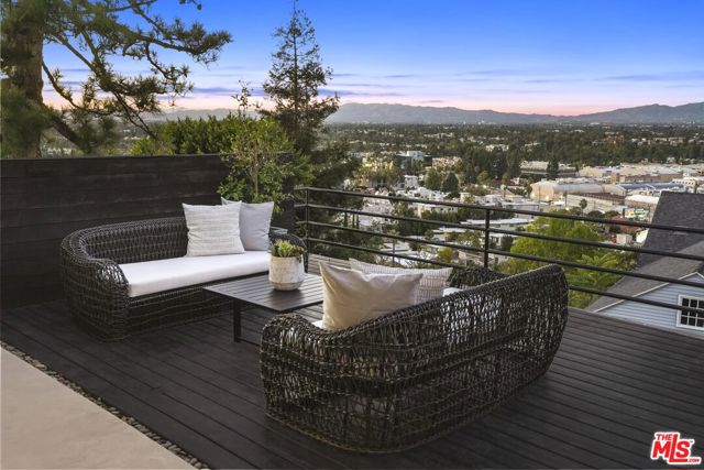 3838 Buena Park Drive, Studio City CA: https://media.crmls.org/mediaz/e9ba68e3-26bc-4877-8375-99314b3842c6.jpg