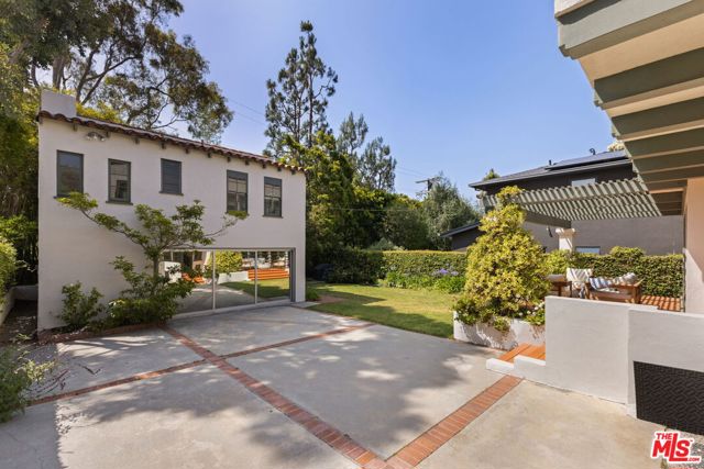306 AMALFI Drive, Santa Monica CA: https://media.crmls.org/mediaz/e9bb077d-a5c8-48e0-94c9-5f5a60a3c68e.jpg