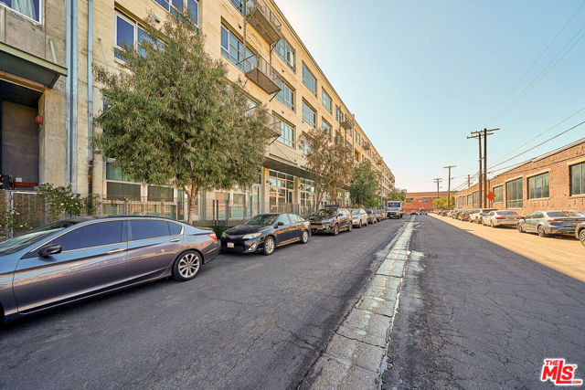 530 S Hewitt Street, Los Angeles CA: https://media.crmls.org/mediaz/e9bb6b7e-72f3-471e-9d57-ec96e56db217.jpg