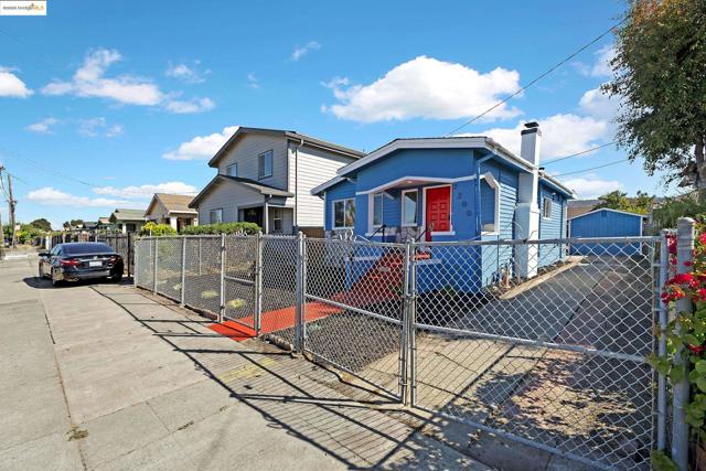 7200 Favor St, Oakland CA: https://media.crmls.org/mediaz/e9bc36f6-23a8-4fd2-81e1-d61591e45f10.jpg