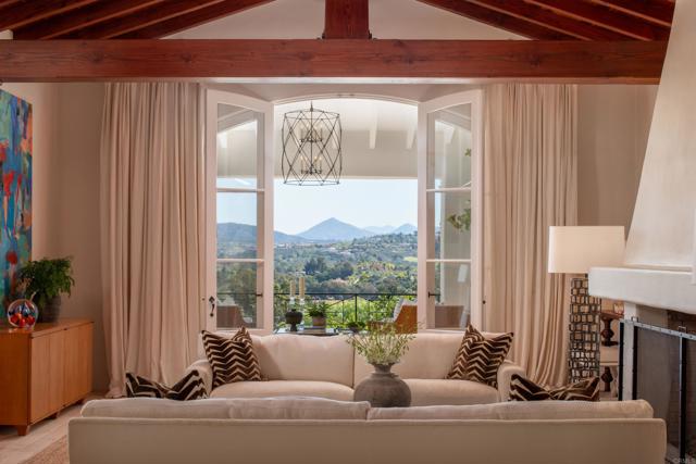 17484 El Vuelo, Rancho Santa Fe CA: https://media.crmls.org/mediaz/e9bcb504-3446-4c3e-8b9f-91cd7b6798ec.jpg