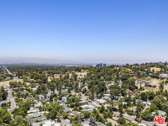 4701 Dunman Avenue, Woodland Hills CA: https://media.crmls.org/mediaz/e9bcbb5a-0e6b-483c-9f9a-28362d3ec617.jpg