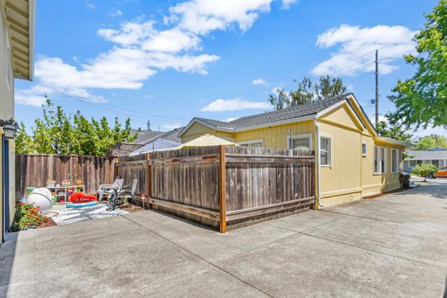 1148 Saint Francis Street, Redwood City CA: https://media.crmls.org/mediaz/e9bd3c56-38fe-4ff1-8cee-765ce421d6f4.jpg