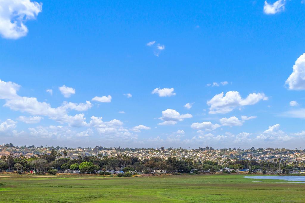 https://media.crmls.org/mediaz/e9bdae0e-6502-44ab-984d-79fd7bccfd2e.jpg?preset=X-Large